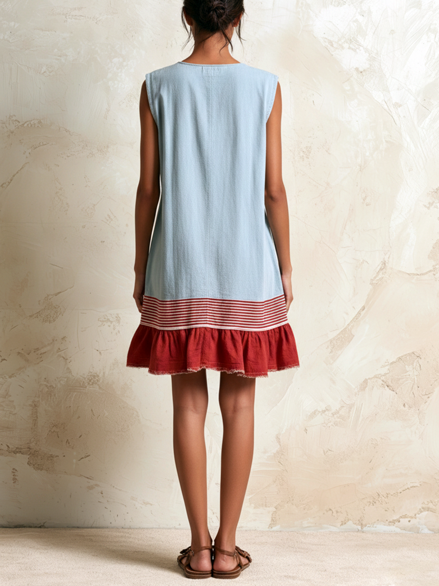 Katia | Vestido Túnica Azul Claro Sin Mangas con Franja Roja y Ruedo Fruncido