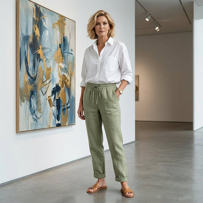 Pantalón verde oliva combinado con una camisa blanca