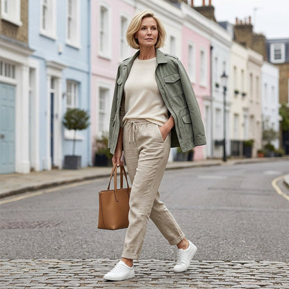 Pantalón beige de corte relajado en un look casual